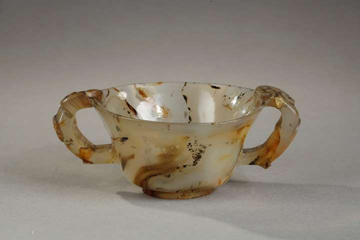 Small cup with lateral handles in the shape of ruyi agate very finely carved